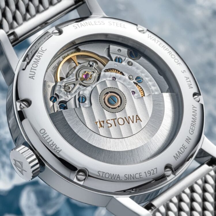 Stowa Partitio Ice Blue - Fondello zaffiro con movimento automatico Sellita SW200 decorato Fondello exhibition dello Stowa Partitio Ice Blue con movimento Sellita SW200 decorato, rotore con logo Stowa e finiture côtes de Genève