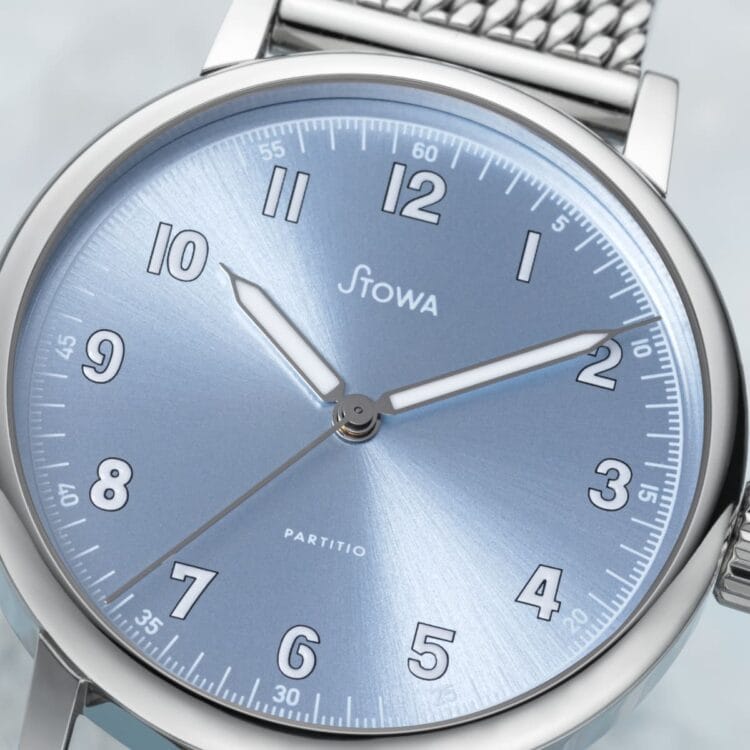 Stowa Partitio Ice Blue - Close-up del quadrante con effetto sunburst e numeri arabi Dettaglio del quadrante sunburst ice blue dello Stowa Partitio con numeri arabi applicati, lancette nichelate e scala minuti chemin de fer