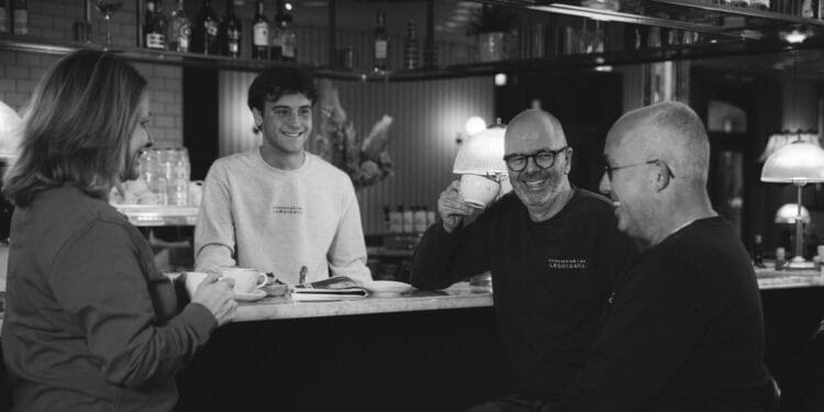 Le felpe CHRONOMÈTRE Lebois & Co  Il team Lebois & Co con le felpe CHRONOMÈTRE ispirata allo streetwear parigino.