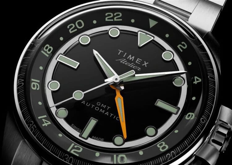 Timex Atelier GMT24 M1a - Quadrante nero smaltato con lancetta GMT arancione e lunetta 24 ore Quadrante smaltato nero Timex Atelier GMT24 M1a con lancetta GMT arancione, lunetta 24 ore inclinata, indici Swiss Luminova e cristallo zaffiro bombato.
