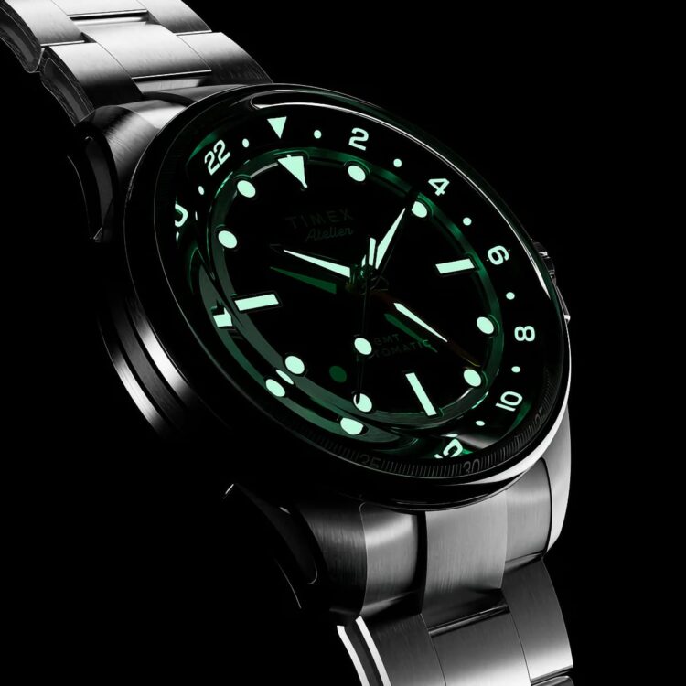 Timex Atelier GMT24 M1a - Leggibilità notturna con Swiss Luminova su indici e lancette Timex Atelier GMT24 M1a al buio con Swiss Luminova attivo su indici, lancette e lunetta 24 ore - massima leggibilità notturna.