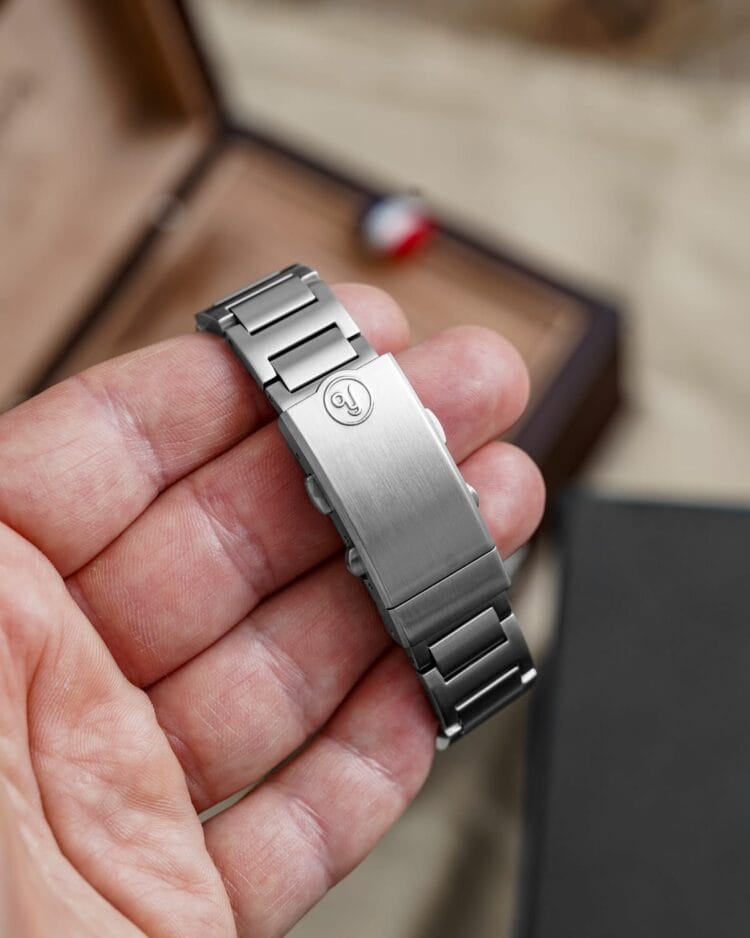 Chiusura bracciale in acciaio Yema Navygraf Madreperla con logo Chiusura del bracciale in acciaio integrato Yema Navygraf Madreperla con logo inciso.