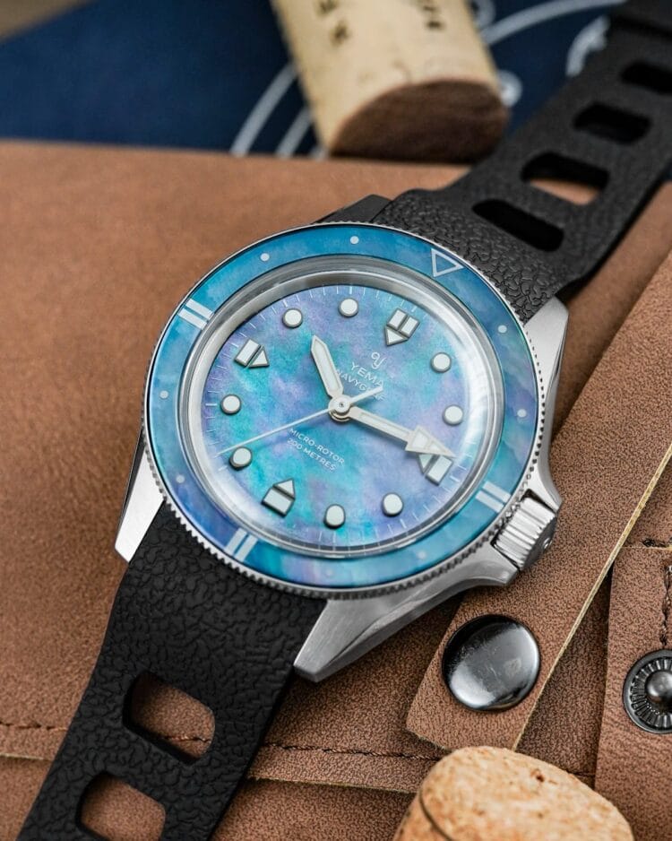 Yema Navygraf Madreperla con anello esterno in zaffiro antigraffio Primo piano del quadrante madreperla e anello esterno in zaffiro antigraffio dello Yema Navygraf Madreperla.