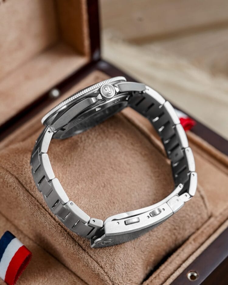 Finitura cassa e bracciale Yema Navygraf Madreperla Dettaglio della cassa e del bracciale in acciaio dello Yema Navygraf Madreperla in primo piano.