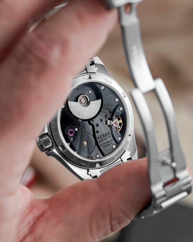 Movimento automatico CMM.20 Yema Navygraf Madreperla visto dal fondello Fondello trasparente Yema Navygraf Madreperla con movimento automatico CMM.20 visibile.