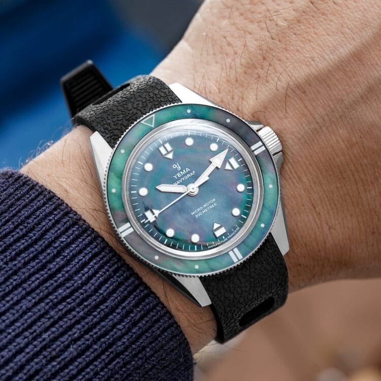 Yema Navygraf Madreperla al polso, quadrante in madreperla naturale Orologio Yema Navygraf Madreperla indossato al polso, quadrante madreperla naturale blu.