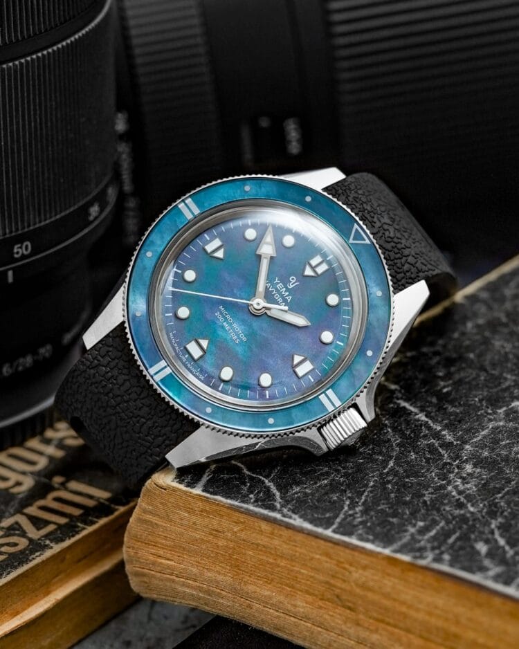 Quadrante madreperla Yema Navygraf riflessi unici e naturali Dettaglio del quadrante in madreperla dello Yema Navygraf con riflessi azzurri e viola.