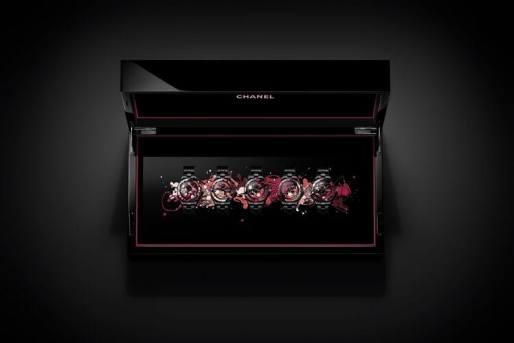 Cofanetto Chanel J12 Box Dripping Art Edizione Limitata 5 Pezzi Chanel J12 Dripping Art cofanetto aperto con 5 orologi in ceramica nera decorati con smalto Grand Feu.