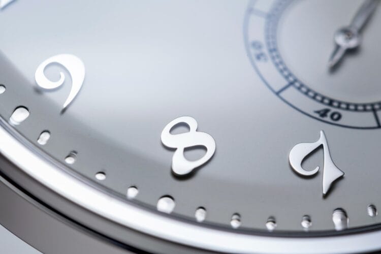 Dettaglio del quadrante HU-01 Vintage White con numerali Breguet applicati in rilievo, minuteria ferroviaria e lancetta leaf lucidata.