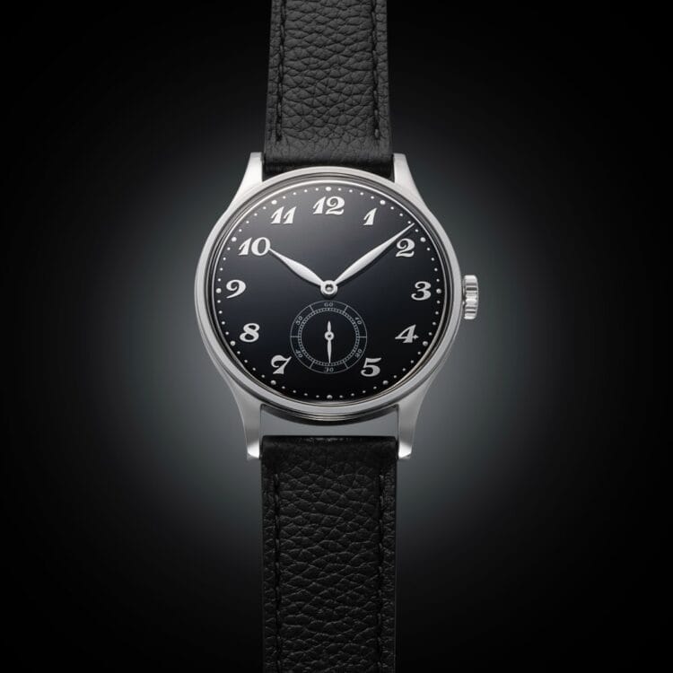 HU-01 Glossy Black vista frontale: dress watch con cassa in acciaio lucido da 36mm, quadrante nero lucido, numeri Breguet applicati, lancette leaf e piccoli secondi alle ore 6.