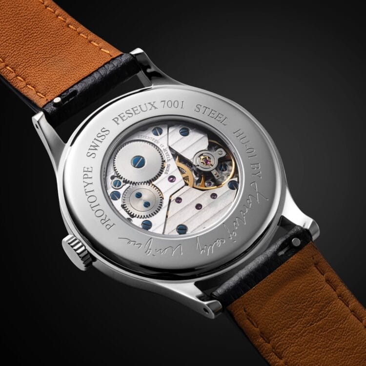 Fondello trasparente HU-01 con movimento Peseux/ETA 7001 a carica manuale: visibili viti azzurrate, perlage, Côtes de Genève e firma "HU-01 by Horologically Unique" incisa.