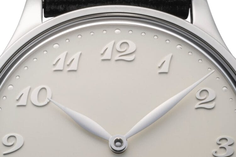 Quadrante HU-01 Vintage White senza logo o marchio: solo numerali Breguet applicati, lancette leaf lucide e minuteria a punti, espressione della filosofia no-brand del progetto