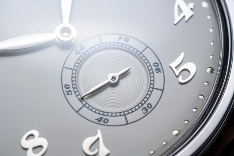 Dettaglio sottoquadrante piccoli secondi HU-01 Vintage White con guilloché circolare concentrico, doppia minuteria chemin de fer e lancetta leaf dei secondi.