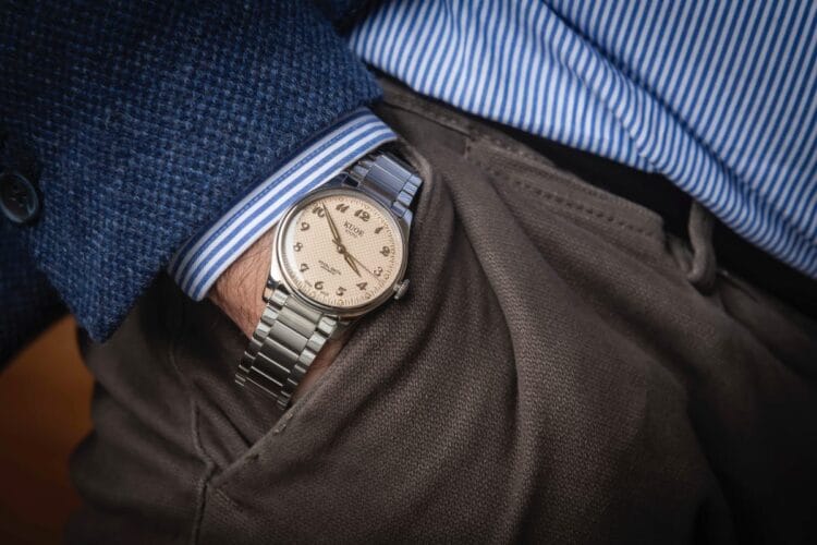 Kuoe Royal Smith 90-006 da 35mm indossato al polso sotto polsino camicia, dress watch con quadrante avorio e numeri Breguet.