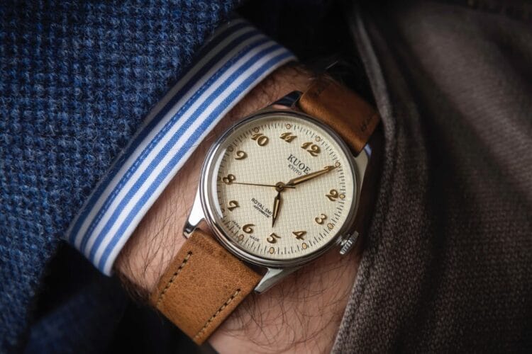 Kuoe Royal Smith 90-006 indossato con cinturino in pelle marrone, quadrante avorio Washi, dress watch 35mm eleganza discreta sotto giacca.