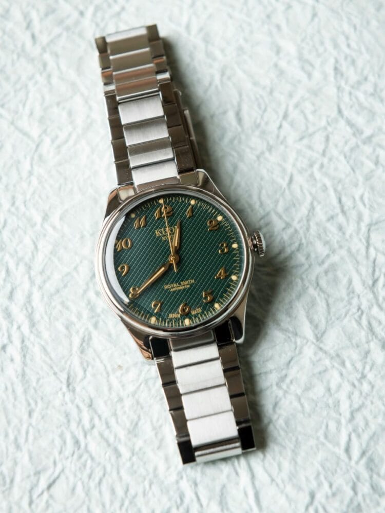 Kuoe Royal Smith 90-006 con quadrante verde e texture waffle Washi, numeri Arabi Breguet dorati applicati, bracciale acciaio lucidato.