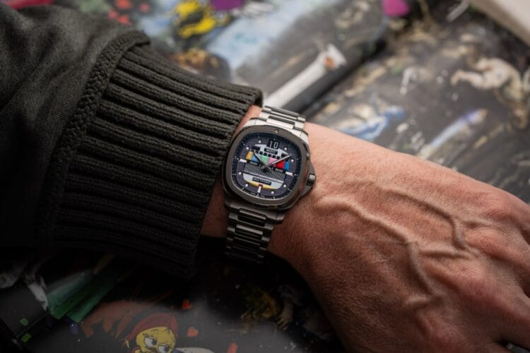 Il Mido Multifort TV S01E02 al polso Mido Multifort TV Big Date S01E02 indossato al polso, che mostra la cassa in PVD grigio e il bracciale integrato.