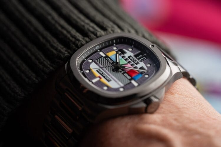 Dettaglio del quadrante del Mido S01E02 al polso Dettaglio al polso del Mido Multifort TV S01E02, con vista angolata sul quadrante monoscopio e sulla finitura opaca della cassa in PVD grigio.