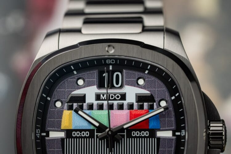 Leggibilità e finiture: le lancette e gli indici del Mido S01E02 Dettaglio macro del Mido Multifort TV S01E02 che mostra la leggibilità del quadrante, le lancette sfaccettate con taglio a diamante e gli indici rotondi incassati con Super-LumiNova.