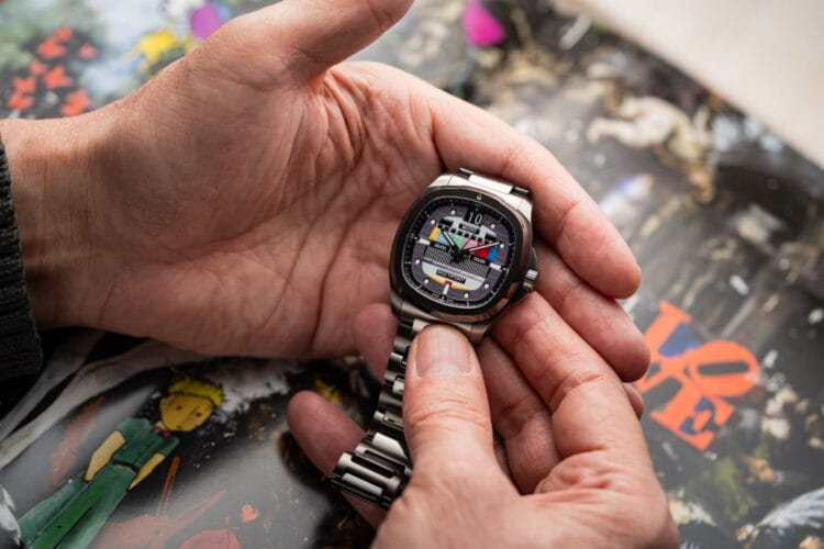 Il trattamento PVD grigio del Mido Multifort TV S01E02 Mani che tengono l'orologio Mido Multifort TV Big Date S01E02, evidenziando la finitura in PVD grigio satinato della cassa e del bracciale.