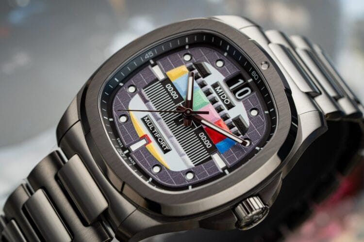 Un monoscopio al polso: il quadrante del Mido S01E02 Primo piano del quadrante monoscopio del Mido Multifort TV Big Date S01E02, che mostra il pattern a barre colorate in rilievo e la Grande Data.