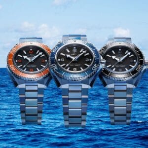 Omega Planet Ocean 2025 4a generazione in acciaio con ghiera arancione, blu e nera sul bracciale.