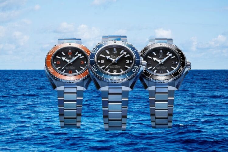 Omega Planet Ocean 2025: i tre modelli in acciaio (Arancione, Blu, Nero) della 4a Generazione Omega Planet Ocean 2025 4a generazione in acciaio con ghiera arancione, blu e nera sul bracciale.