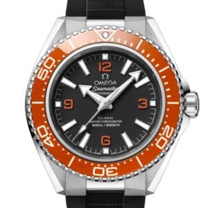 Omega Seamaster Planet Ocean 2025 4a generazione con ghiera in ceramica arancione e cinturino in gomma nero.