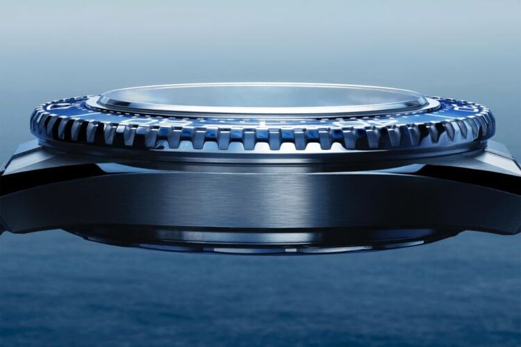 Il lato della cassa Omega Planet Ocean 2025: la rimozione della valvola per l'elio a favore di un design più essenziale Fianco della cassa dell'Omega Planet Ocean 2025 senza la valvola per la fuoriuscita dell'elio, mostrando un design pulito e semplificato.