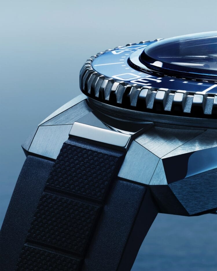 Architettura della cassa Planet Ocean 4a generazione: linee più nette e spigoli definiti per un look "fitted" Dettaglio ravvicinato della cassa Omega Planet Ocean 2025 che mostra le nuove anse angolari e l'anello interno in Titanio.