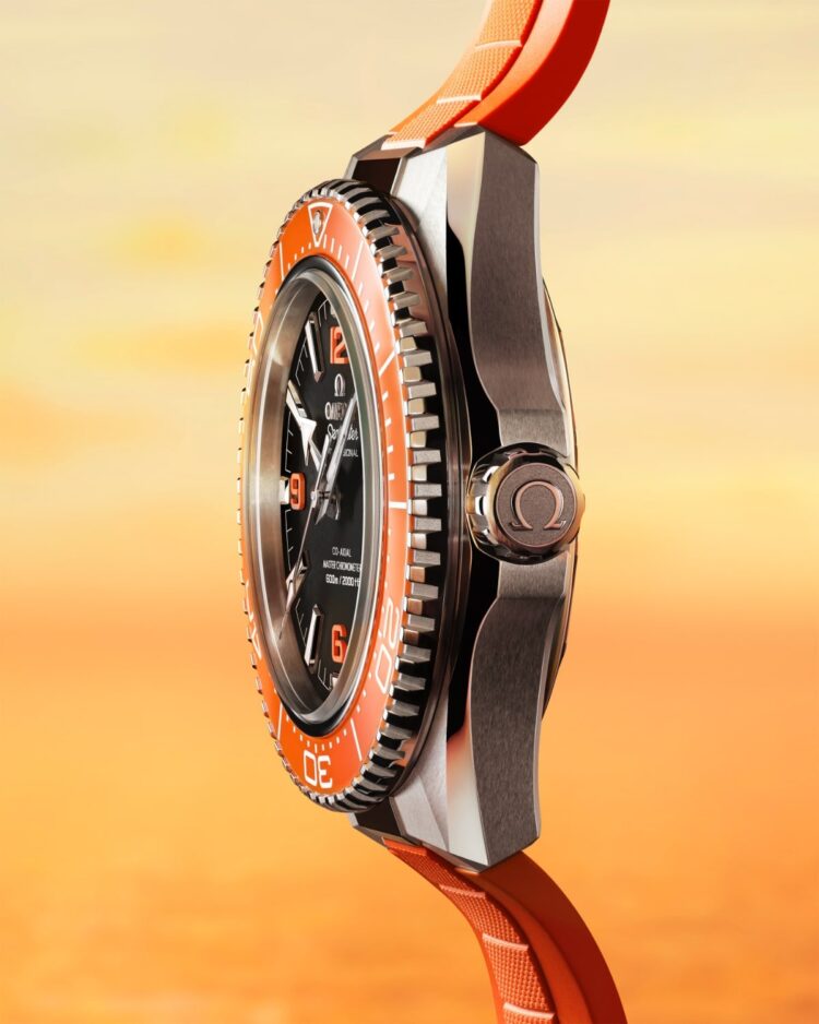 Profilo laterale dell'Omega Planet Ocean 2025 arancione, mostrando lo spessore ridotto della cassa (13.79mm) e la corona.