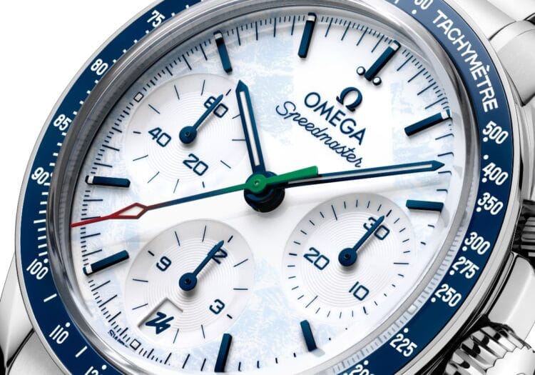 Contatori con finitura azurage che richiama le piste da sci battute Quadrante Omega Speedmaster Paralimpici con finitura azurage sui contatori, lancetta tricolore e effetto ghiacciato azzurro.