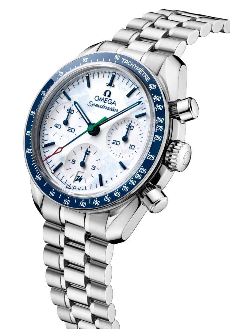 Quadrante con effetto ghiacciato e lunetta in ceramica blu del cronografo Paralimpici Dettaglio del quadrante Omega Speedmaster 38 Paralimpici con effetto ghiacciato azzurro, lunetta blu ceramica e lancetta tricolore