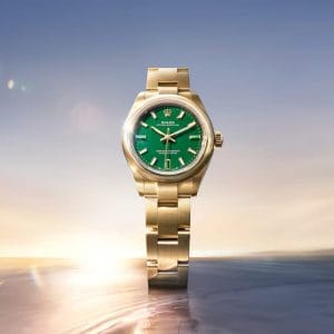 Nuovo Rolex Oyster Perpetual 28 in oro giallo. L'immagine di lancio A New Golden Age anticipa i forti rincari sui modelli in oro nel listino prezzi Rolex di giugno 2026.