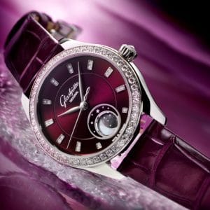 Orologio Glashütte Original Serenade Luna Purple Velvet in acciaio con lunetta incastonata di 48 diamanti e complicazione fasi lunari.