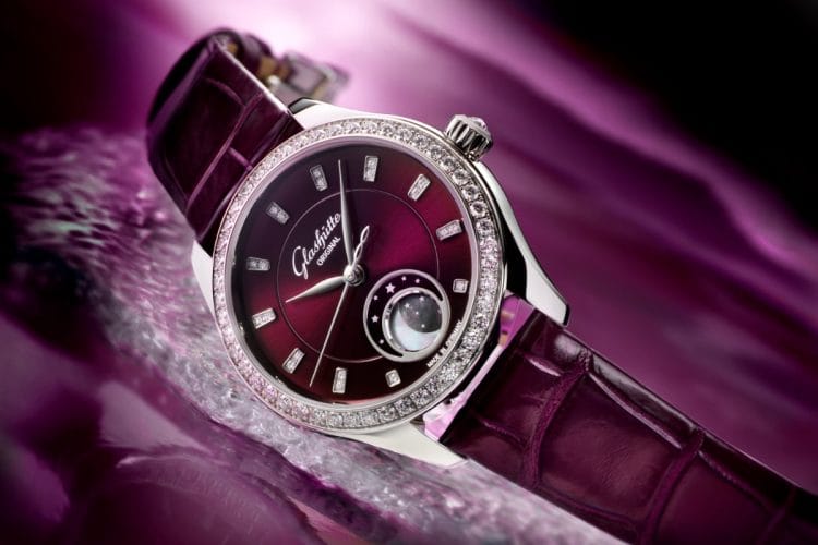 Glashütte Original Serenade Luna: dettaglio del quadrante purple velvet e delle fasi lunari in madreperla Orologio Glashütte Original Serenade Luna Purple Velvet in acciaio con lunetta incastonata di 48 diamanti e complicazione fasi lunari.