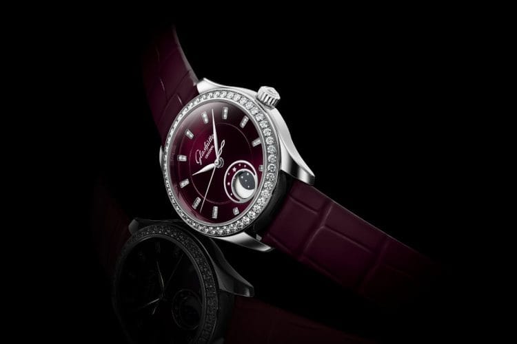 Glashütte Original Serenade Luna: l'eleganza del cinturino in alligatore e del quadrante violetto Orologio Glashütte Original Serenade Luna Purple Velvet con cinturino in pelle di alligatore della Louisiana violetto e quadrante soleil.