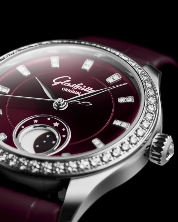 Dettaglio del quadrante Serenade Luna: indici brillanti e corona con diamante taglio rosetta Macro del quadrante soleil purple velvet del Glashütte Original Serenade Luna con indici in diamante, fasi lunari in madreperla e corona con diamante.