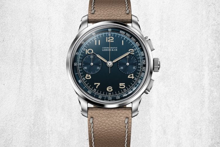 La referenza 324.526 con quadrante blu profondo e dettagli dorati Lebois Heritage Chronograph Linéaire ref 324.526 quadrante blu intenso spazzolato e numeri dorati.