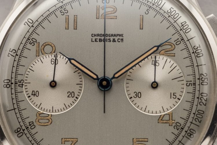 La storica firma "Chronographe Lebois & Cie" ritrovata sul modello originale Dettaglio macro firma Chronographe Lebois & Cie originale su quadrante vintage anni 50