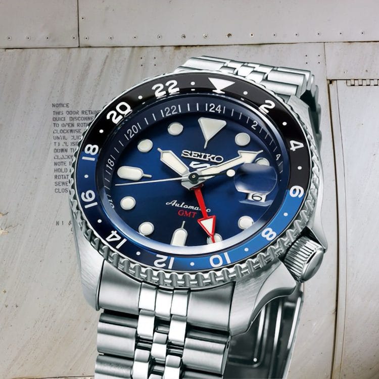Dettaglio del Seiko 5 Sports GMT: il re del GMT quotidiano Primo piano del Seiko 5 Sports GMT con quadrante blu, lancetta GMT rossa e bracciale jubilee in acciaio.