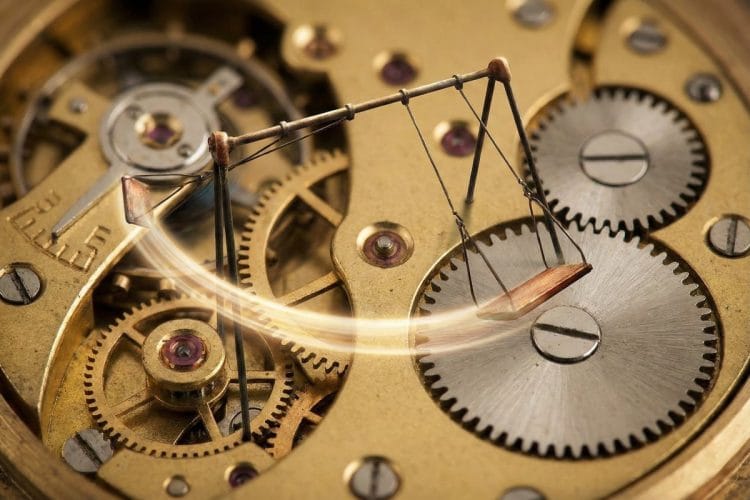 L'isocronismo spiegato con l'analogia dell'altalena Illustrazione artistica che fonde un'altalena con gli ingranaggi di un orologio per spiegare visivamente il concetto di isocronismo e ampiezza di oscillazione.