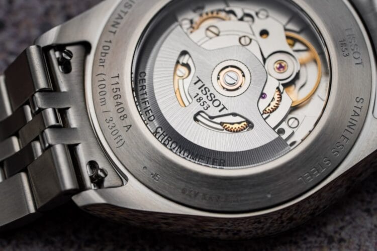 Tissot Ballade COSC - Fondello con certificazione Chronometer e movimento Powermatic 80 decorato Fondello Tissot Ballade COSC con scritta Certified Chronometer incisa, movimento Powermatic 80 visibile con massa oscillante decorata côtes de Genève, chiusura deployante bracciale acciaio.