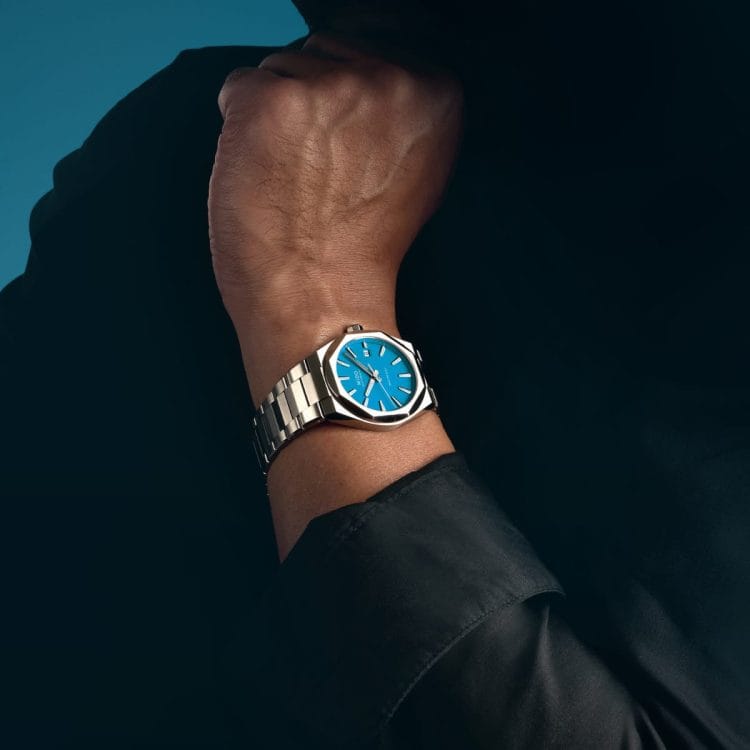 Mido Multifort 8 One Crown con quadrante blu indossato al polso, ideale per mostrare la vestibilità della cassa da 40mm e il bracciale integrato.