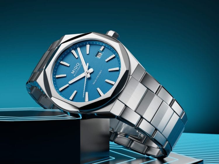 Vista di tre quarti del Mido Multifort 8 One Crown che mostra il bracciale in acciaio satinato stile integrato e la cassa ottagonale.