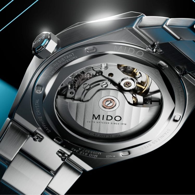 Dettaglio del fondello trasparente del Mido Multifort 8 One Crown che mostra il movimento automatico Calibro 80 con massa oscillante decorata Côtes de Genève.