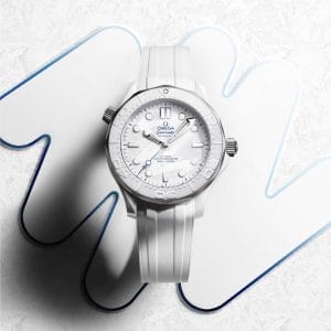 Omega Seamaster Diver 300M Milano Cortina 2026 con quadrante bianco decorato con laser, lunetta ceramica blu bianco.