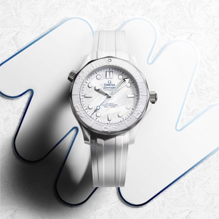 Omega Seamaster Diver 300M Milano Cortina 2026 con quadrante bianco decorato con laser, lunetta ceramica blu bianco.