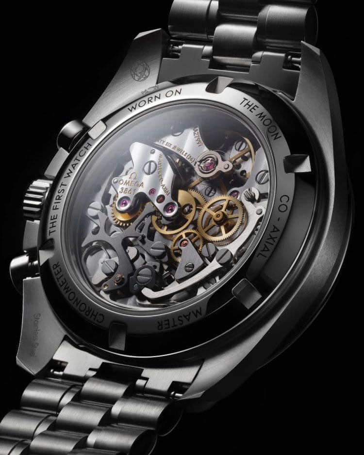Il Calibro Omega 3861 Co-Axial Master Chronometer visibile attraverso il fondello in zaffiro del nuovo Speedmaster in acciaio.