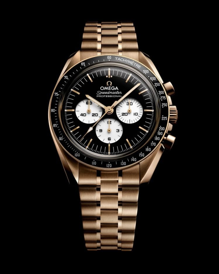 Omega Speedmaster Moonshine Gold 2026 Reverse Panda Omega Speedmaster Moonwatch 2026 in oro Moonshine™ 18K: vista frontale del quadrante reverse panda laccato e bracciale in oro.